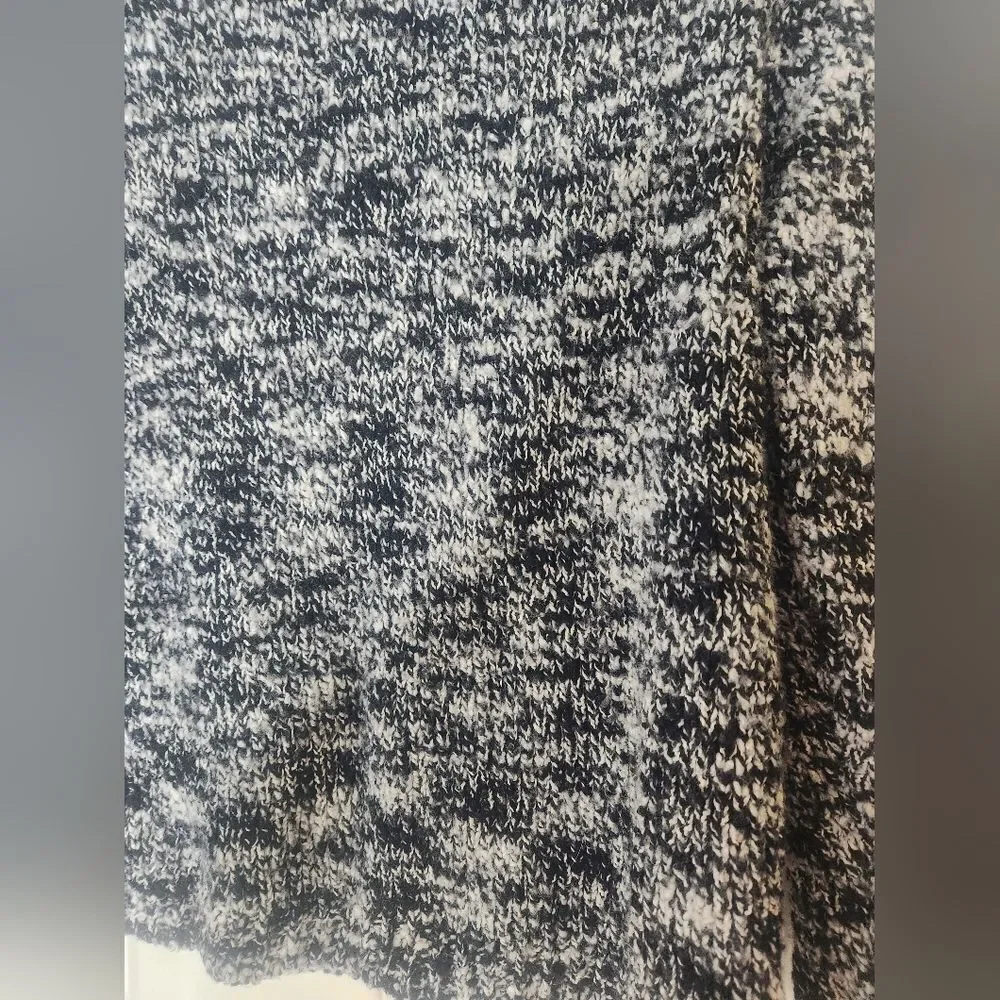 Roe L White/ Black Longsleeves V-neck WOOL Blend Women’s Sweater